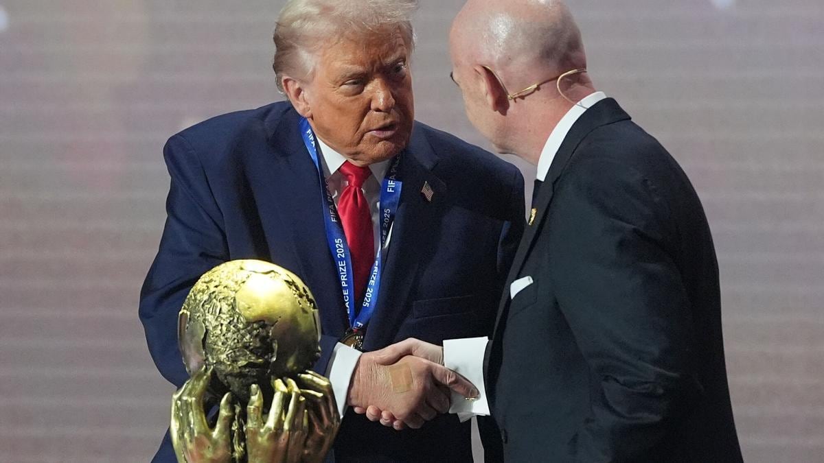 Trump recibe el Premio de la Paz durante la ceremonia del sorteo del Mundial 2026