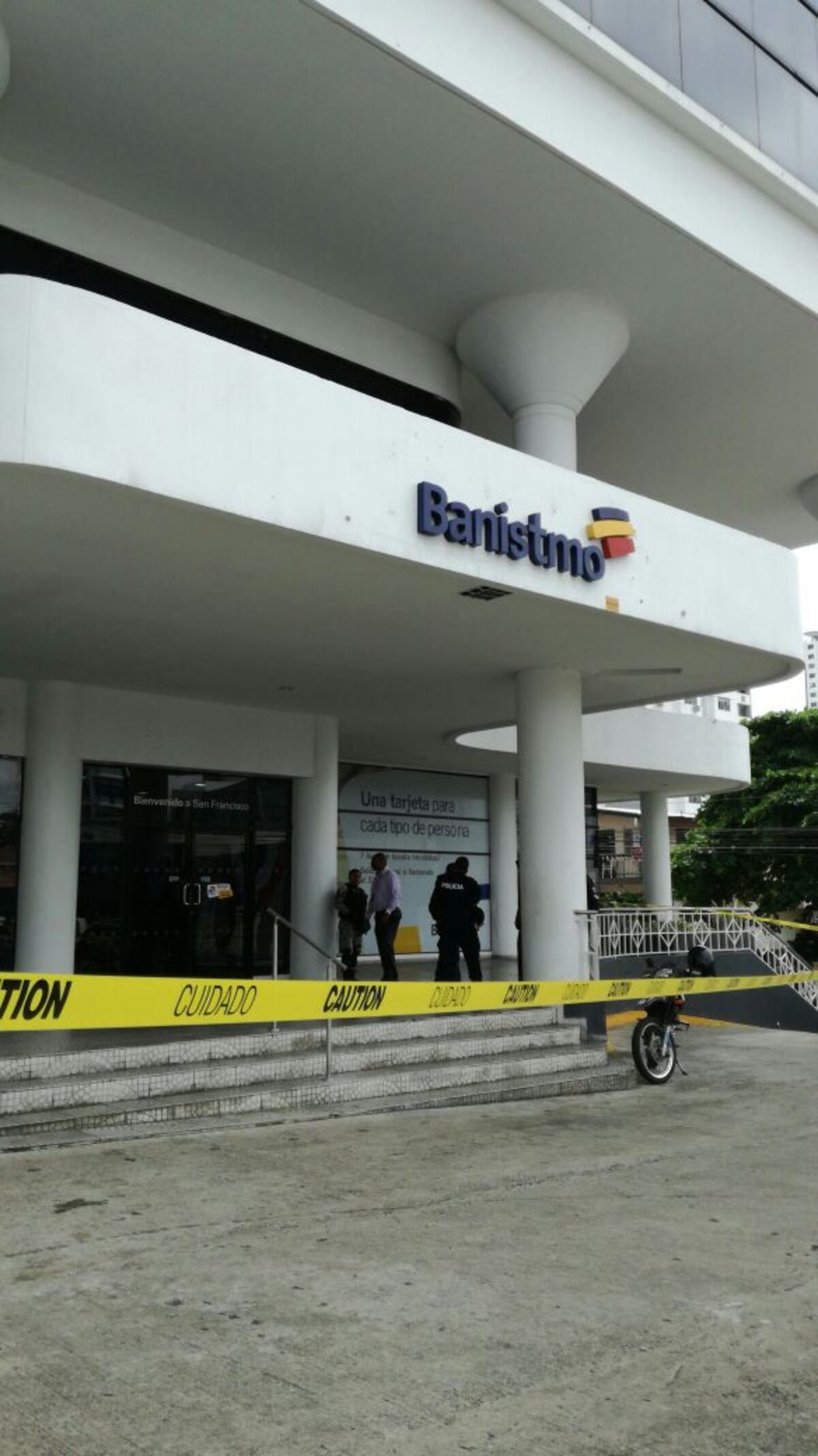 En plena calle 50 ladrones vestidos de policías asaltan a  Banistmo y a cliente