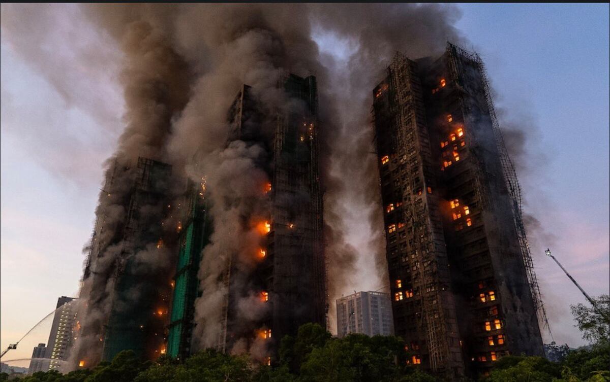 Tragedia en Hong Kong: incendio mortal arrasa complejo de 31 pisos