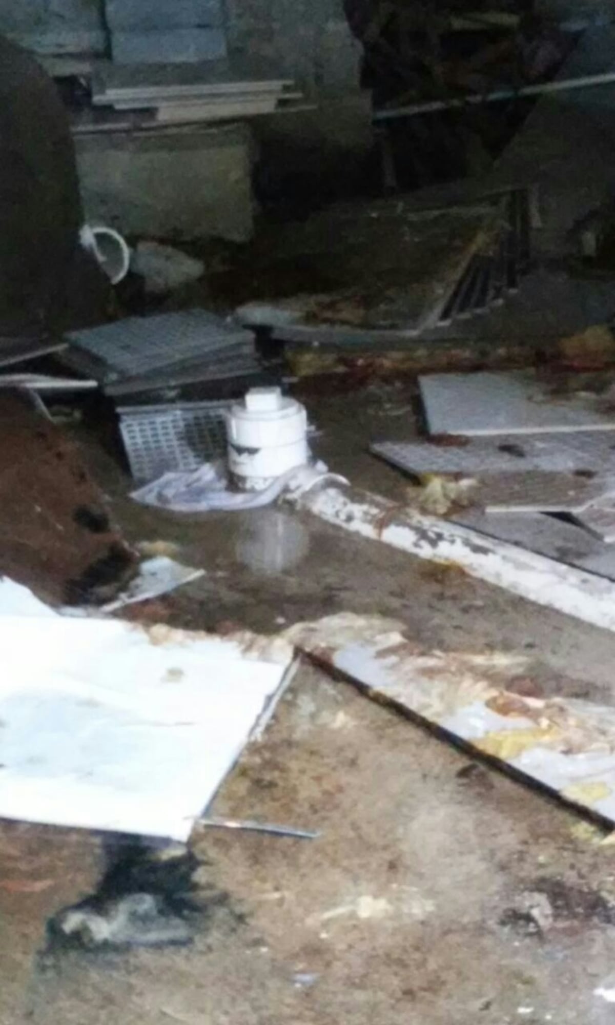 Instituto América sin clases por desbordamiento de aguas negras 