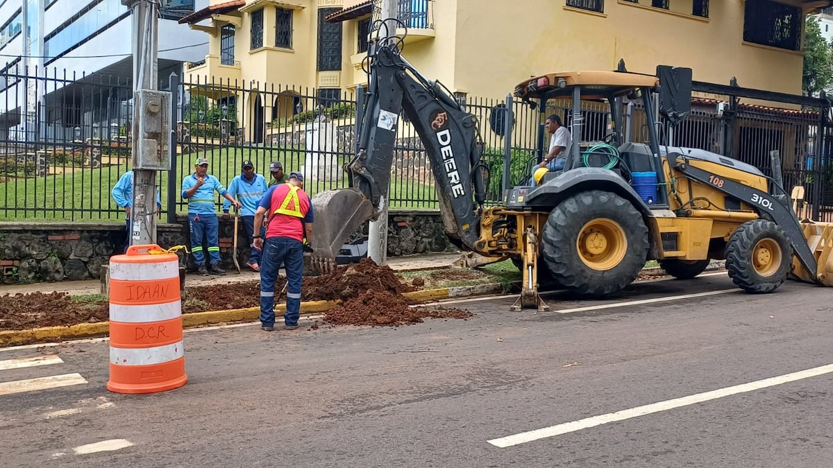 Un choque nocturno dejó correr el agua toda la madrugada en Calle 50