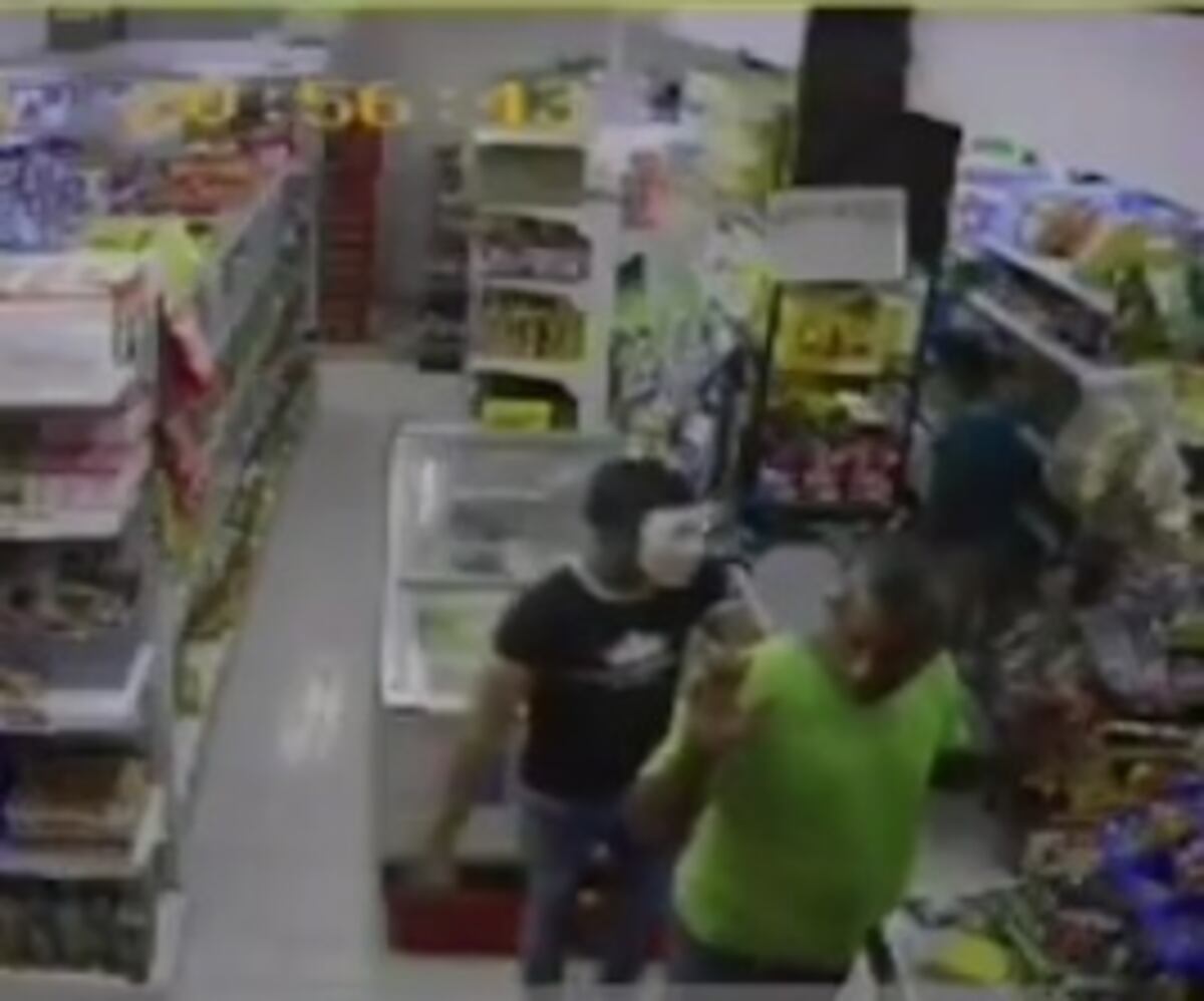 Con el rostro cubierto con máscaras roban otro súpermercado
