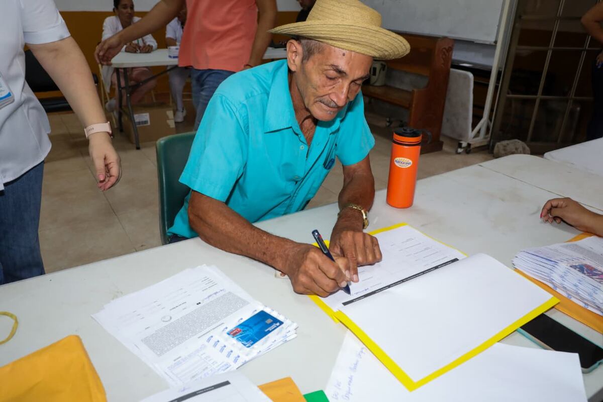 Más de mil 800 panameños reciben por fin su Tarjeta Clave Social en 2025