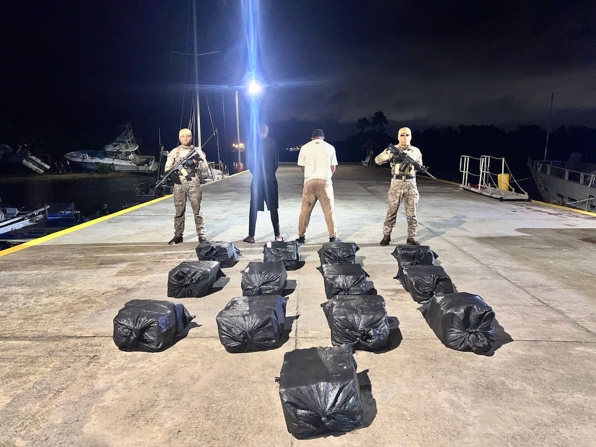 La Aeronaval intercepta a dos narcotraficantes con una lancha cargada de droga