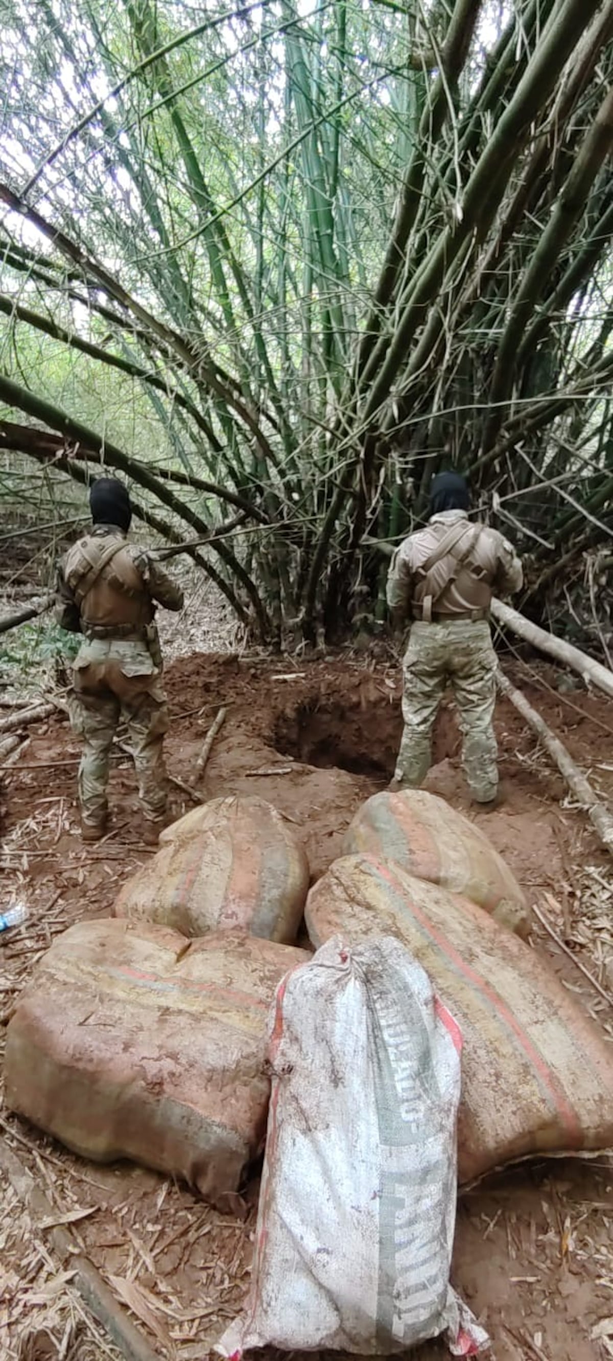Descubren caleta bajo tierra con 280 paquetes de presunta droga en la Costa Arriba de Colón +VIDEOS