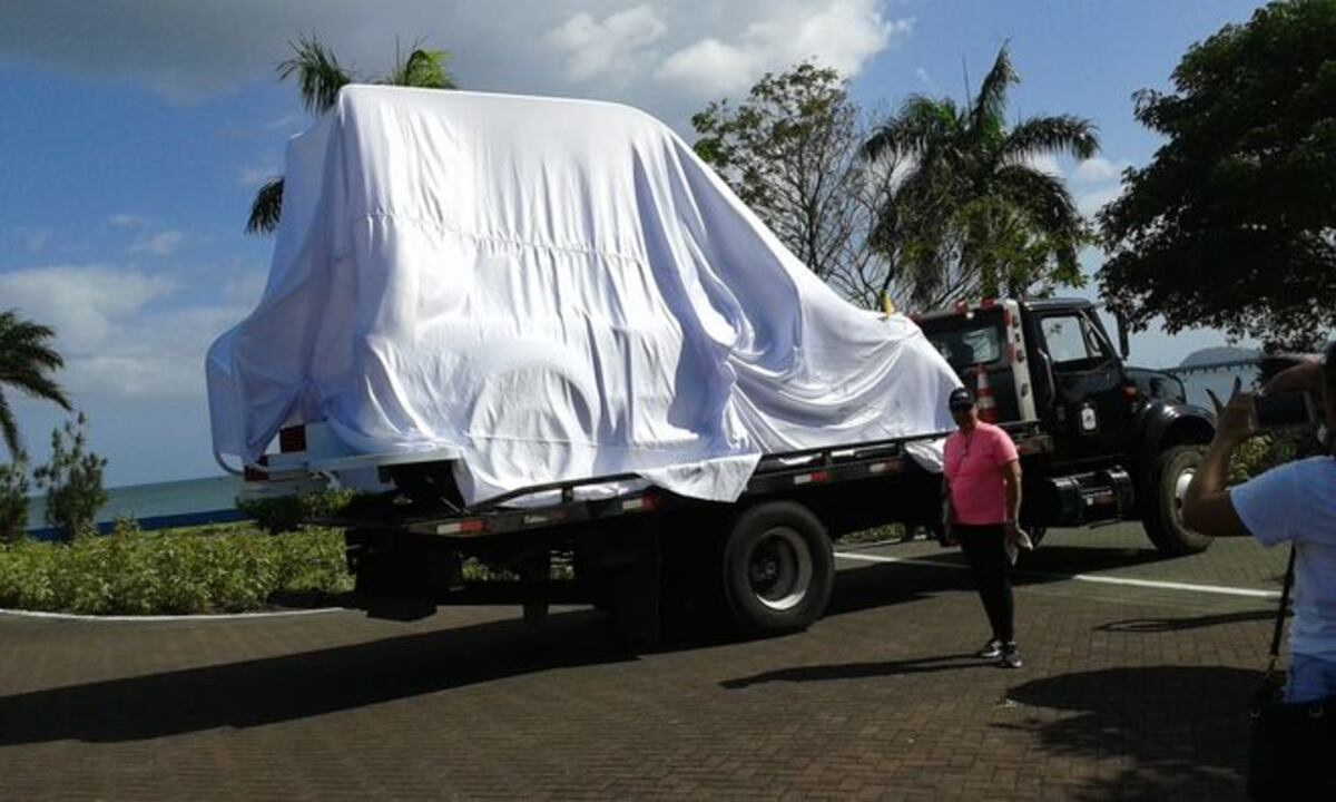 Ahora sí. Develan el papamóvil panameño. Chequee. Video