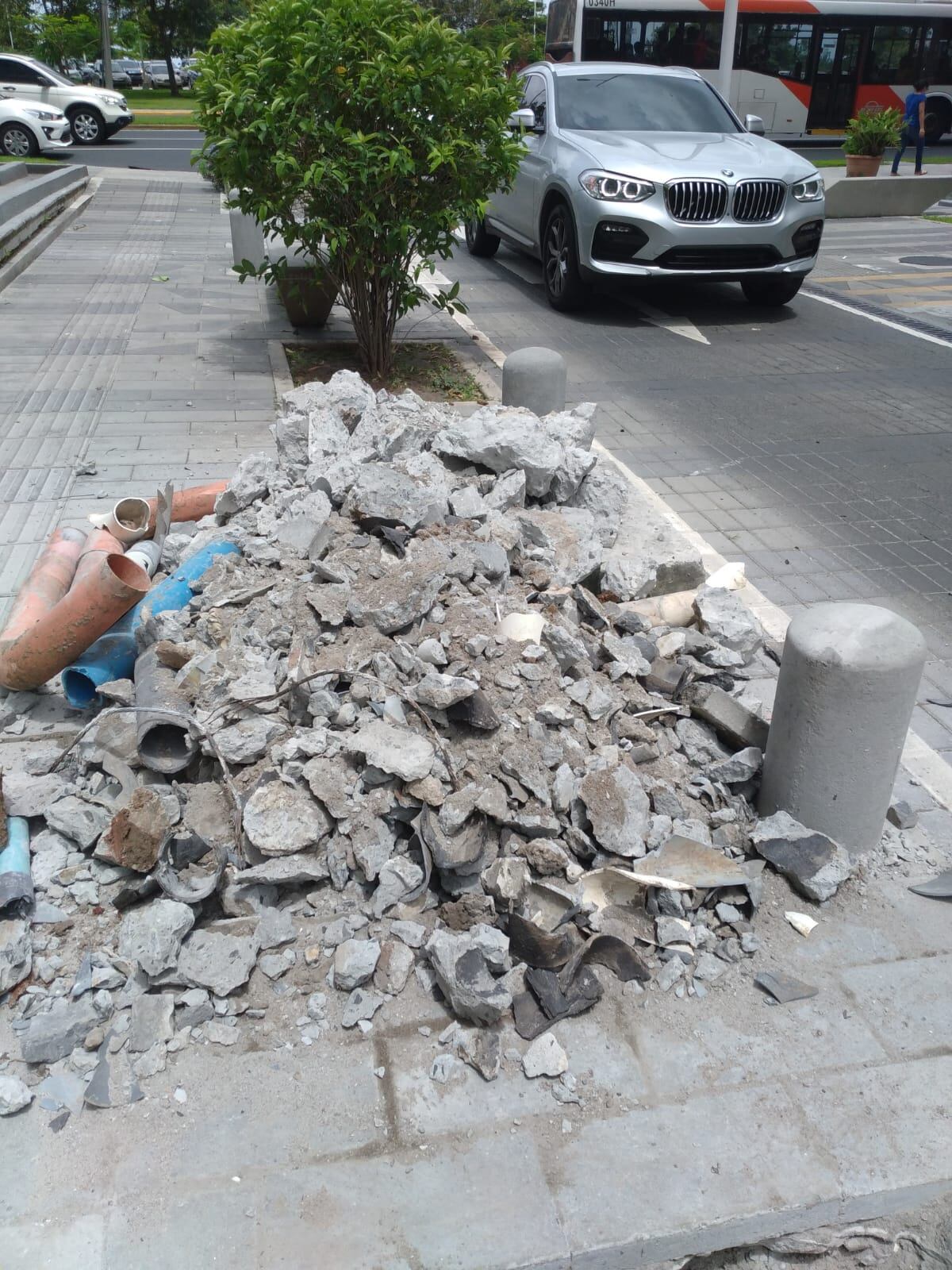 59 postes de luz son removidos de Calle  Uruguay. Chequee cómo está quedando