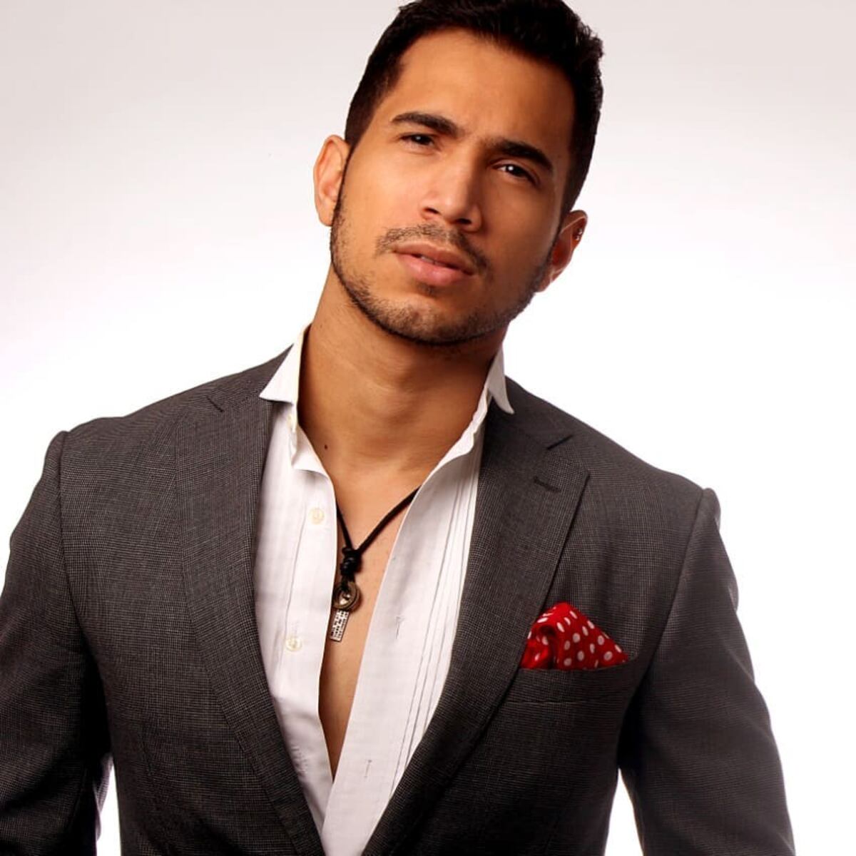 Elmis Castillo rompe el silencio y asegura que es ‘hetero’ ante el constante acoso de varones en redes +Video 