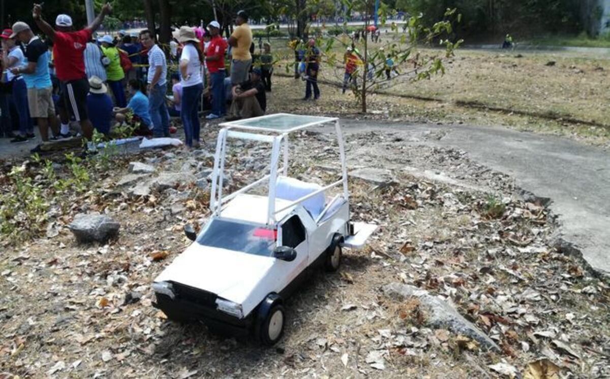 Papamóvil en miniatura. Lo trajo desde Capira. Chequee