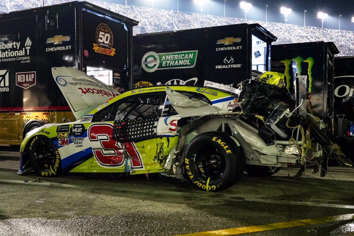 Impresionante choque en las 500 de Daytona deja 20 autos accidentados