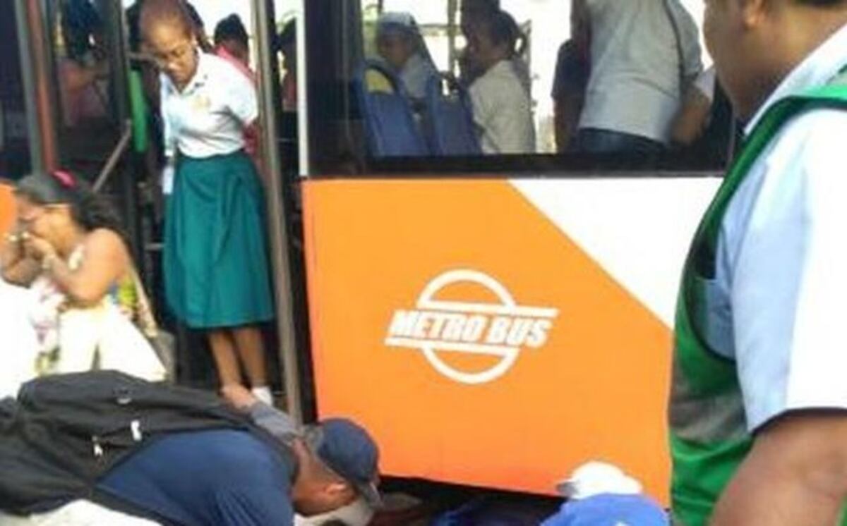 Lamentable: Hombre muere tras ser arrollado por un metrobús en la 5 de Mayo