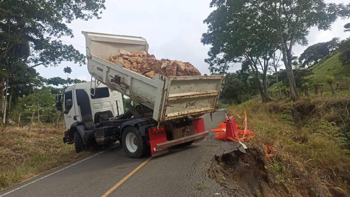 Reparan vía hacia Puerto Quimba en Darién tras deslizamiento que afectó seguridad vial