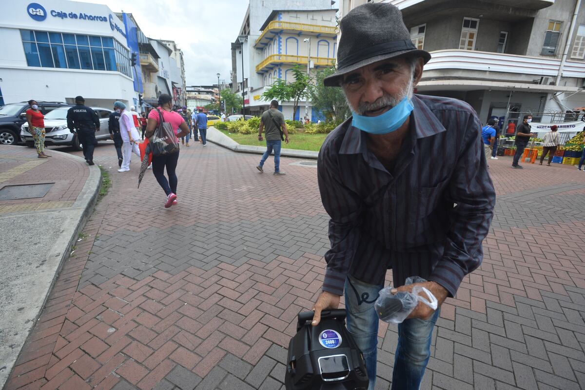 En tiempo de covid-19. Actor venezolano de trayectoria sobrevive en las calles de Panamá cantando baladas