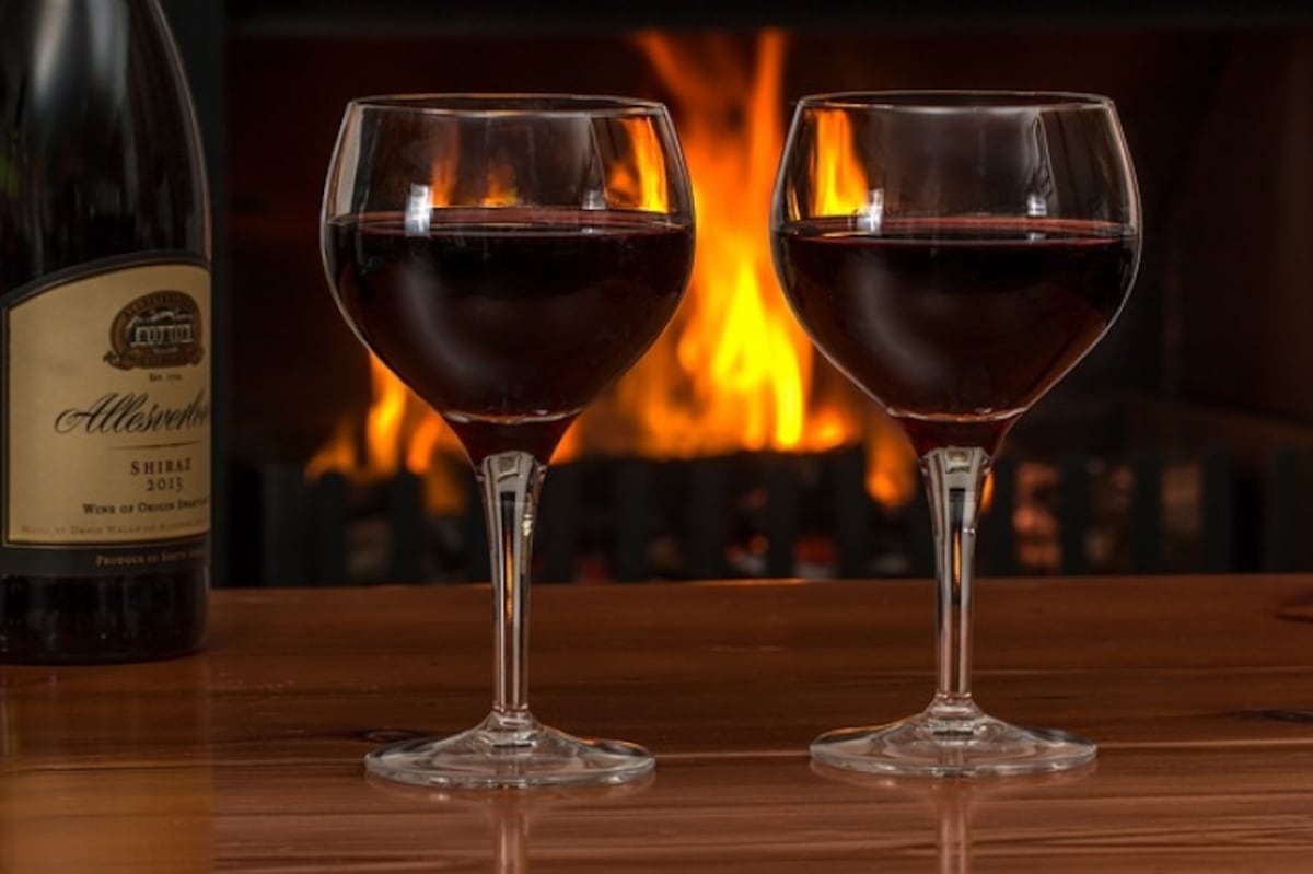 Si eres mujer y no consumes alcohol podrías sufrir demencia, según la ciencia