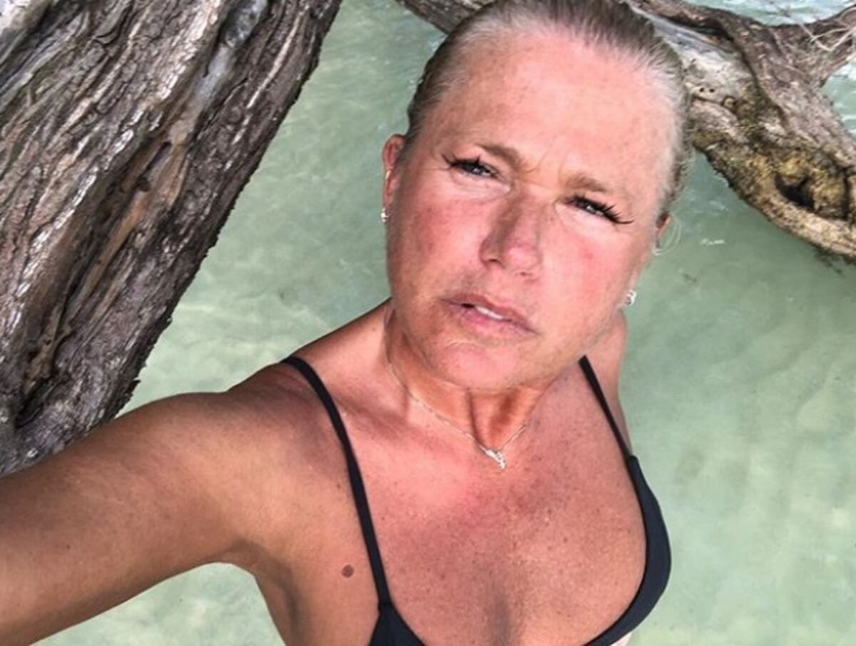Xuxa se va de vacaciones con su pareja y se muestra al natural