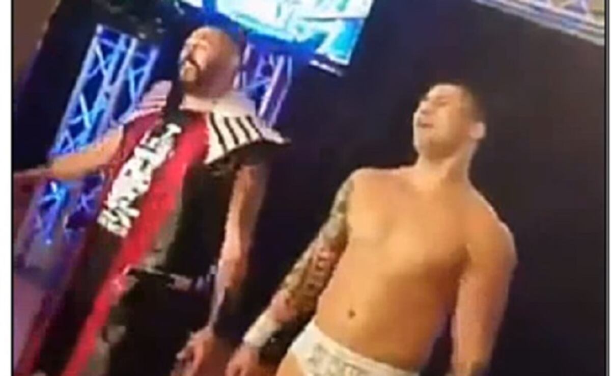 ¡Por liso! Papá golpea a luchador luego que este le escupiera la mano a su hija