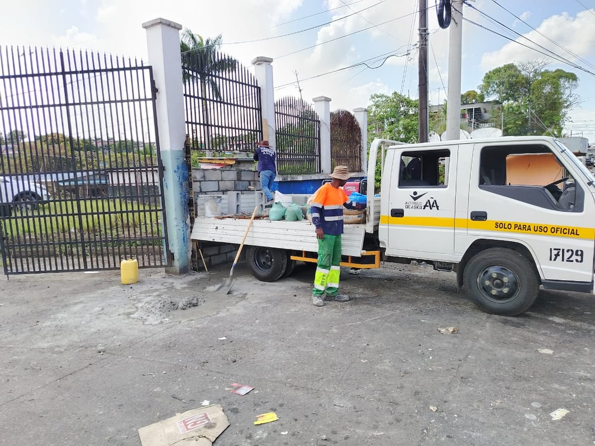 Entre basura y preocupación: Tras denuncia de Mi Diario por hombre junto a escuela termina con reparación