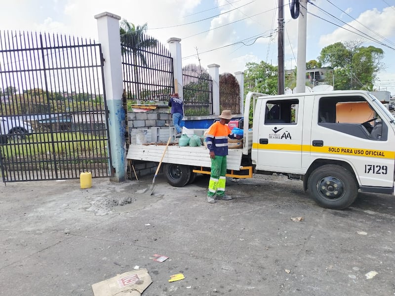 Entre basura y preocupación: Tras denuncia de Mi Diario por hombre junto a escuela termina con reparación