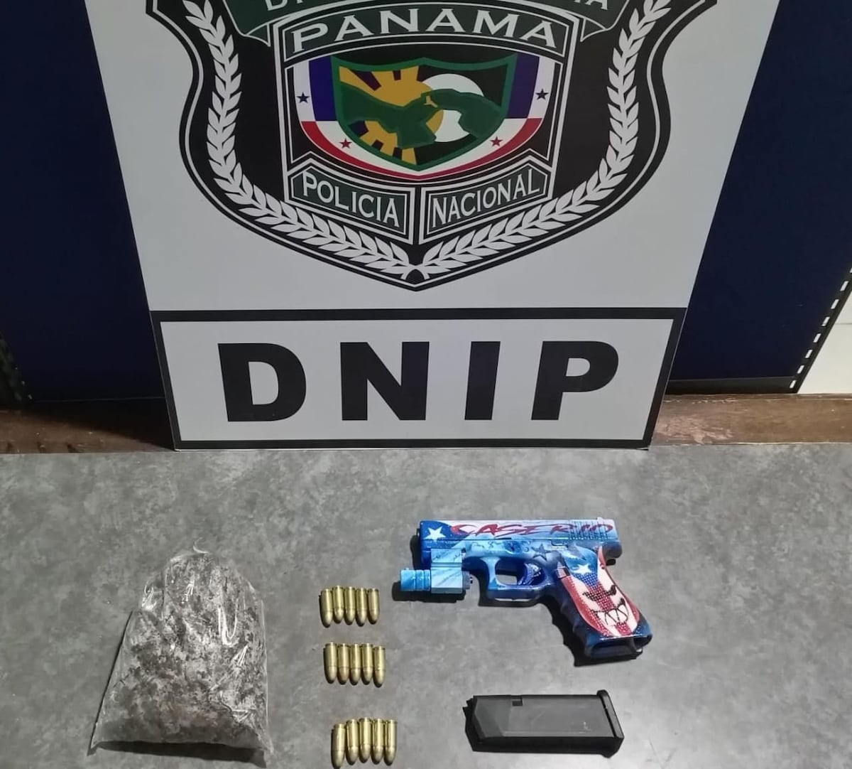 ¡En Infraganti! Detienen a Hombre con Arma de Capitán América