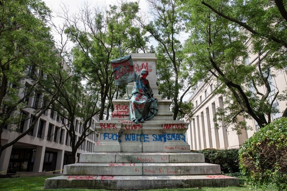 Pintan ‘bastardo’ sobre la estatua de Cervantes en San Francisco