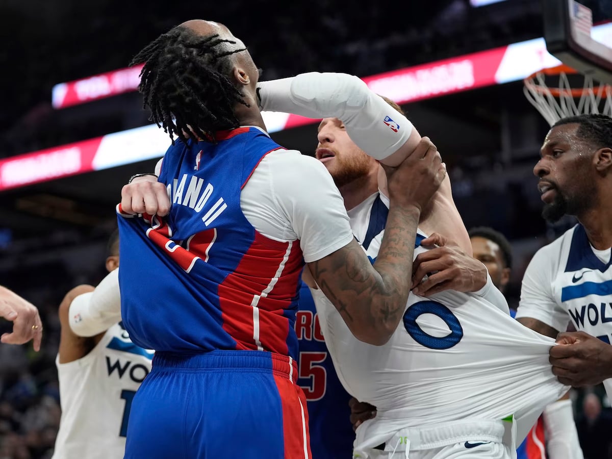 Puños, patadas y bofetones a granel dejan batalla entre Timberwolves y Pistons en la NBA