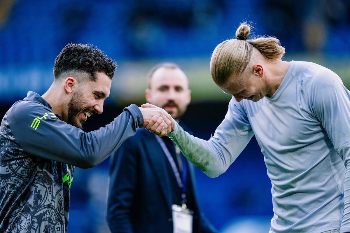 Manchester City arrolla al Chelsea y acecha al Arsenal