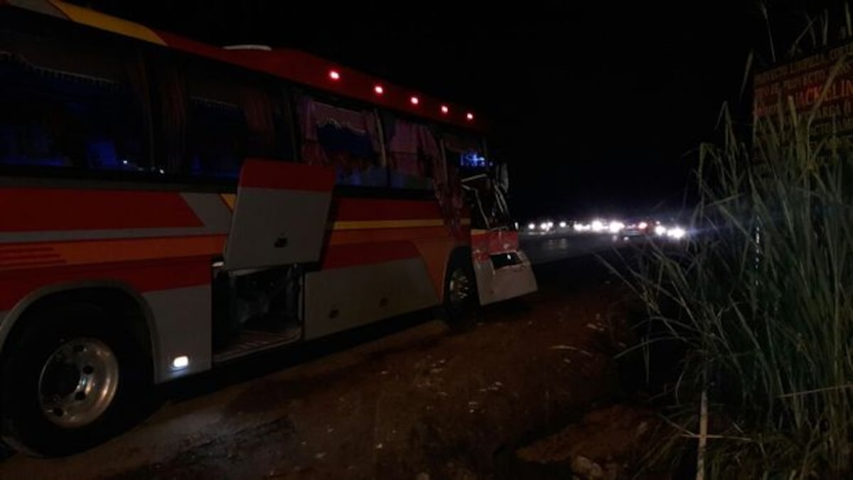 Buses chocan en La Chorrera con un sedán. Triple colisión