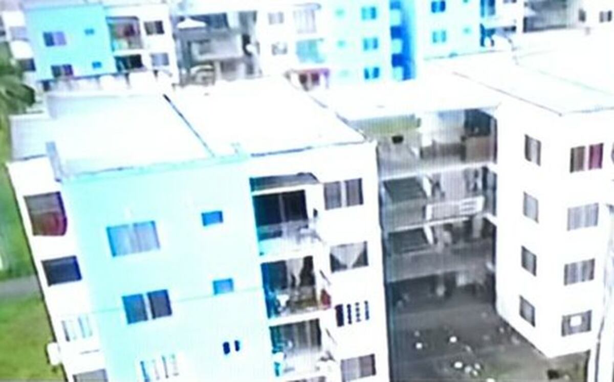 Celebrando día de la madre, sujeto cae del 4to piso de un  multifamiliar 