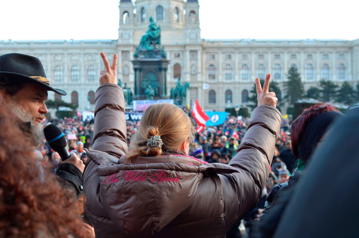 Miles de personas se manifiestan en Viena contra el confinamiento