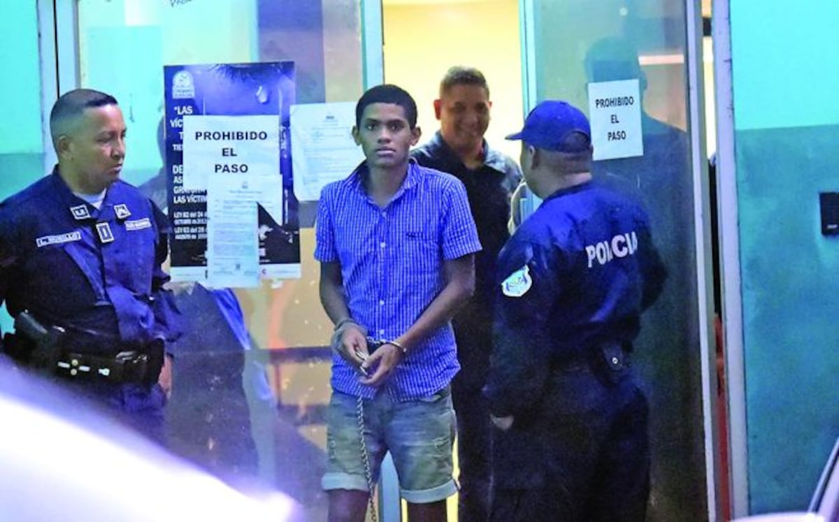 La golpeó con una máquina de coser y la apuñaló en el cuello, rostro y tórax