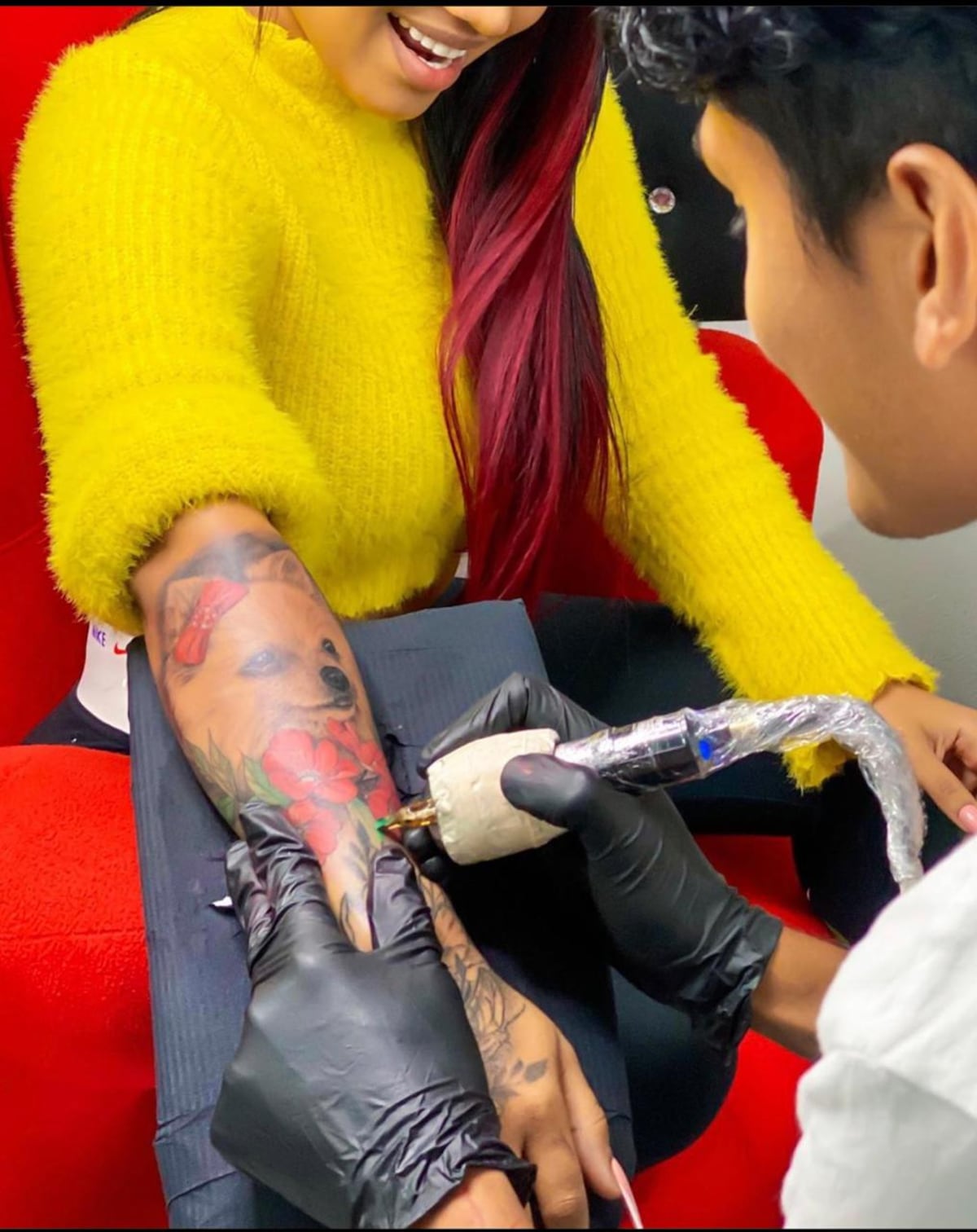 Anyuri ‘La Cuchita’ se tatua a su mejor amiga. Chequea quién es