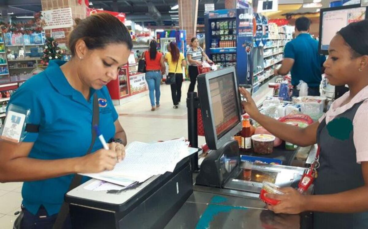 ACODECO. Escogen produtos en venta para analizar si el precio en caja es igual 