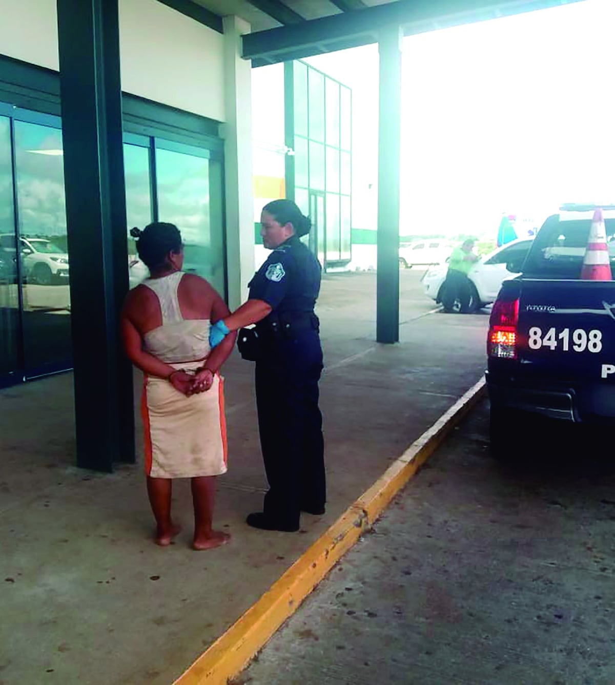 Sacan a mujer que vivía en una alcantarilla