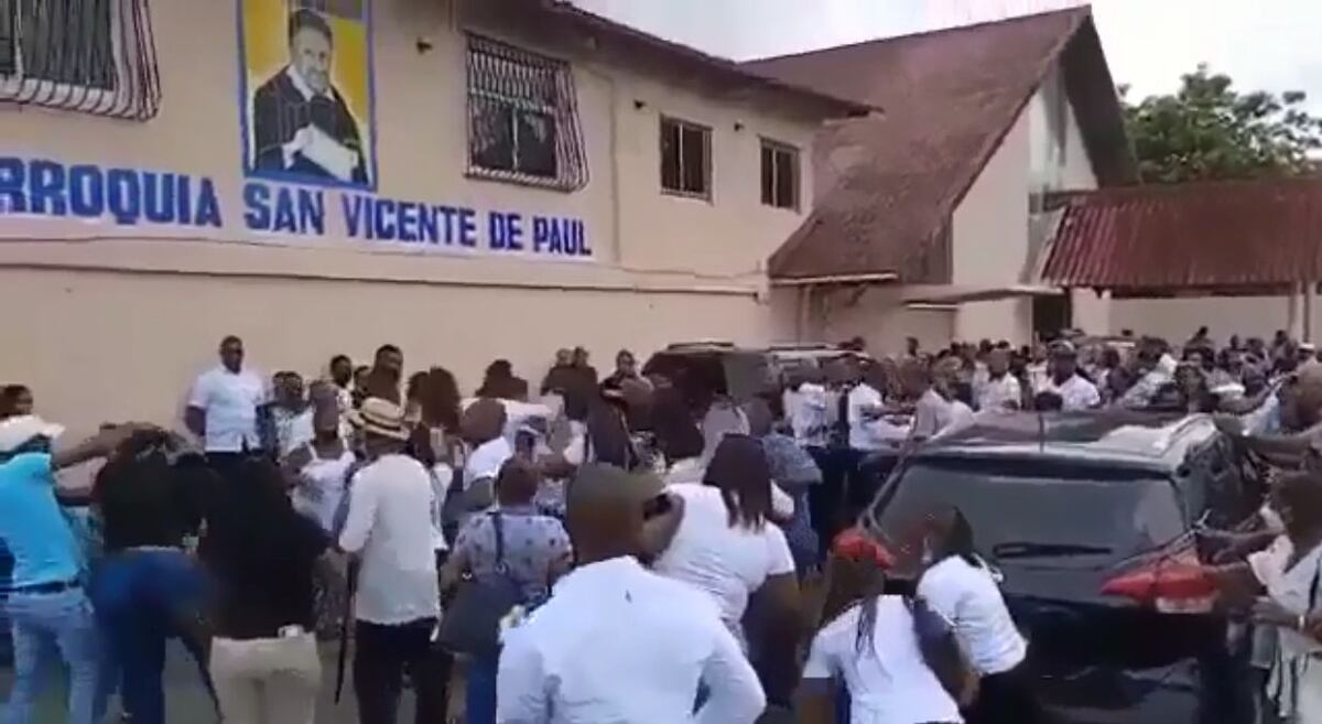 Horror. Pelean en medio de un sepelio en Colón