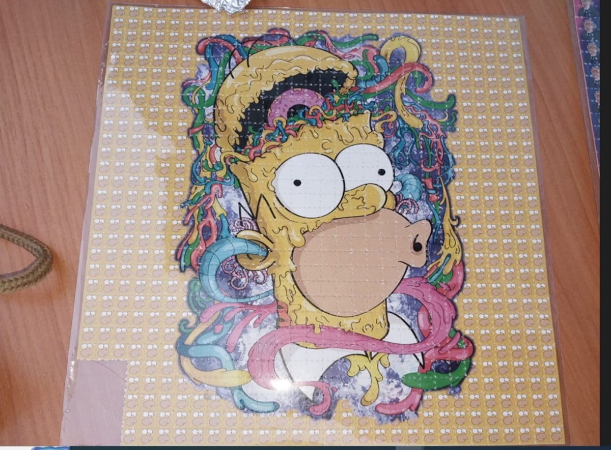 Tenían a Homero Simpson repleto de droga. Descubren pastillas de colores preñadas en éxtasis y LSD