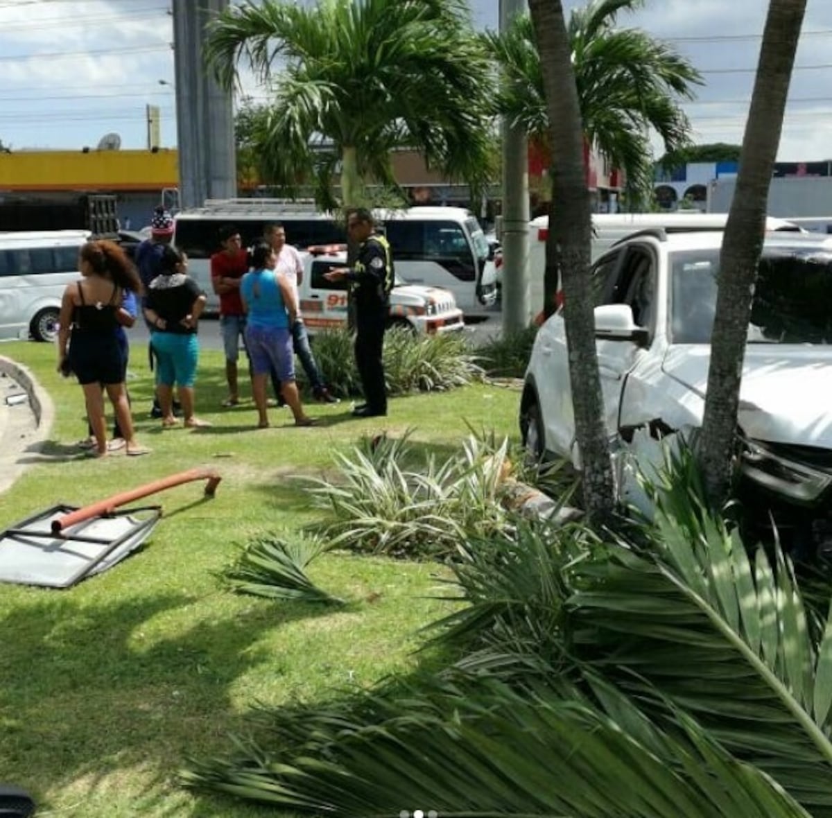 Busito pirata choca y se vuelca frente a Metromall dejando 7 heridos