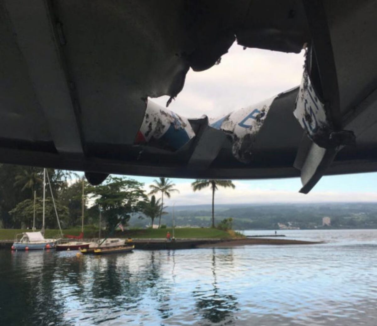 Bomba de lava impacta barco de turistas y 23 personas resultan heridas en Hawái