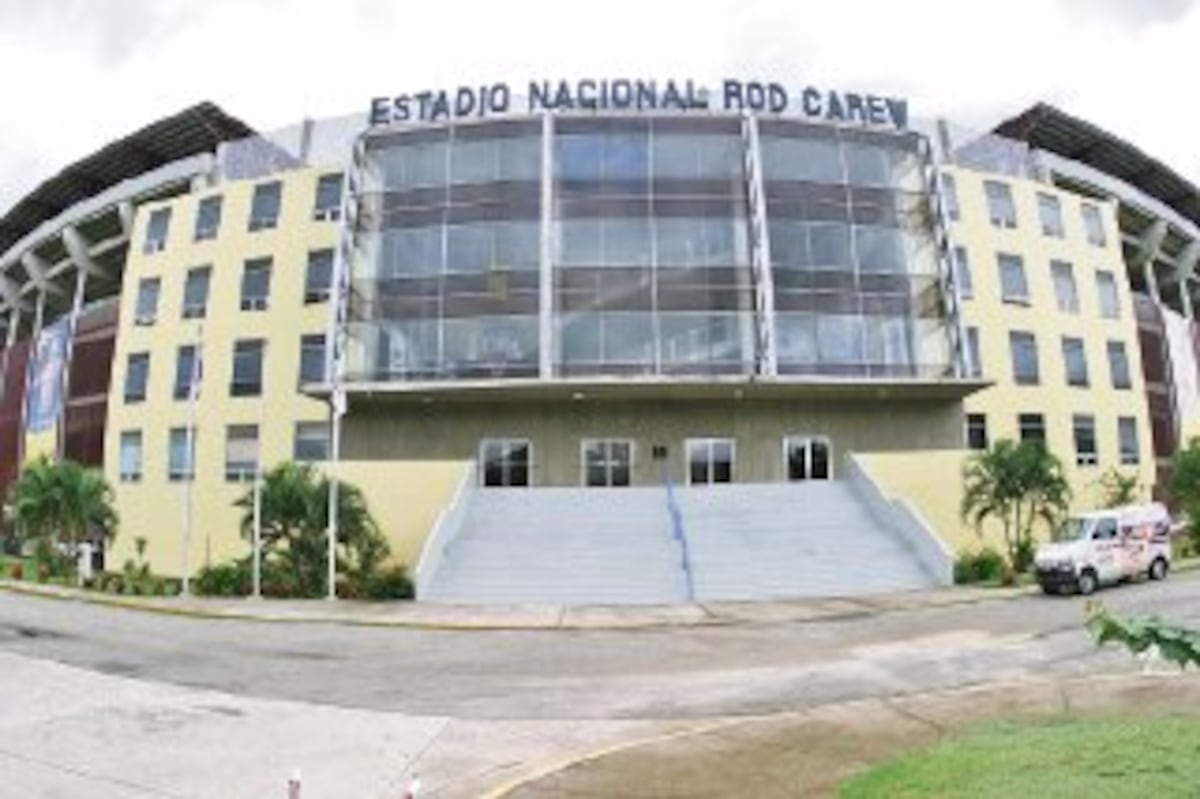 Benicio Robinson, entre la nueva junta directiva del estadio Rod Carew