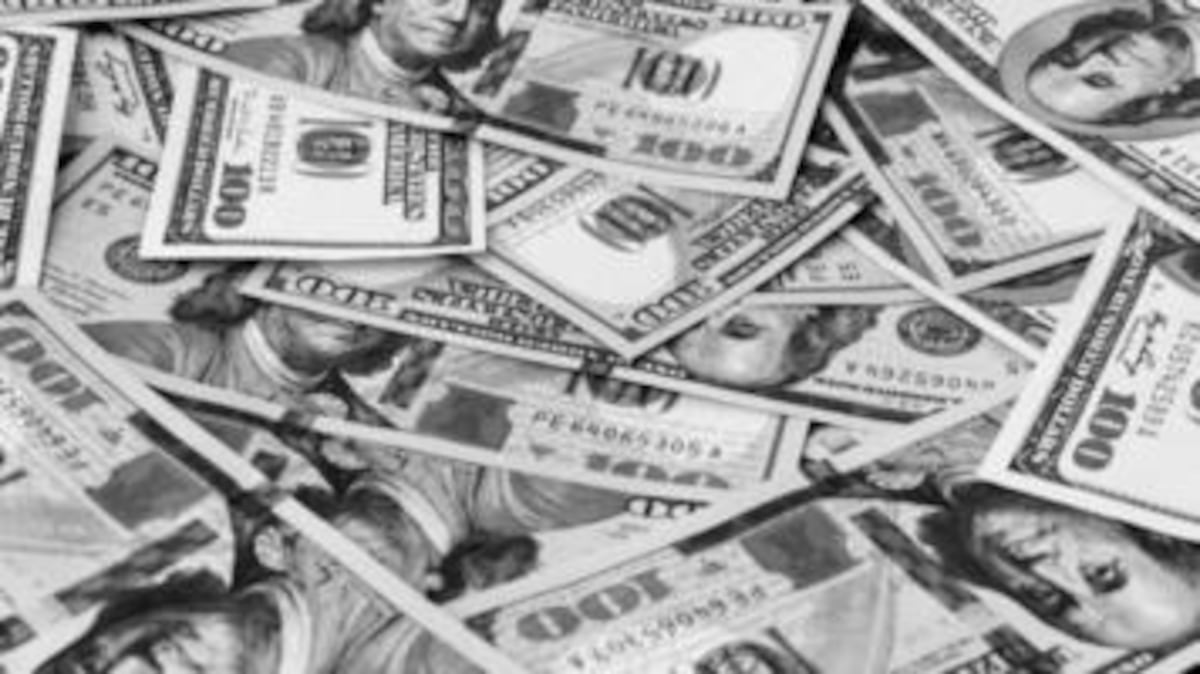 Lo pillaron en el escáner: Traía más de 12 mil dólares y no los declaró