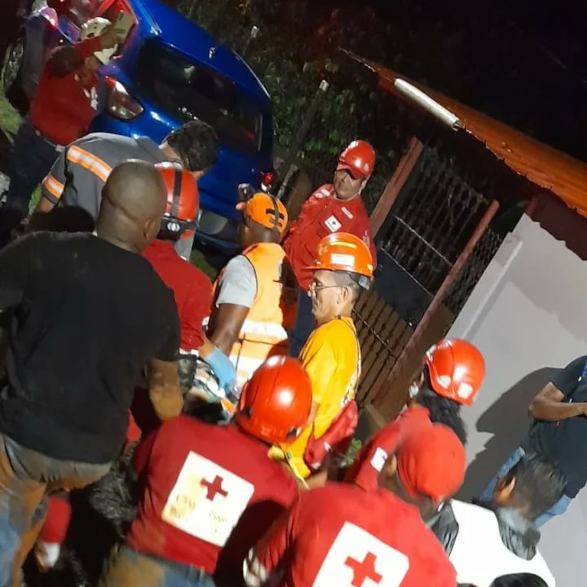 Rescatan viva a menor de 8 años que quedó sepultada en una casa, tras deslizamiento. Una mujer falleció