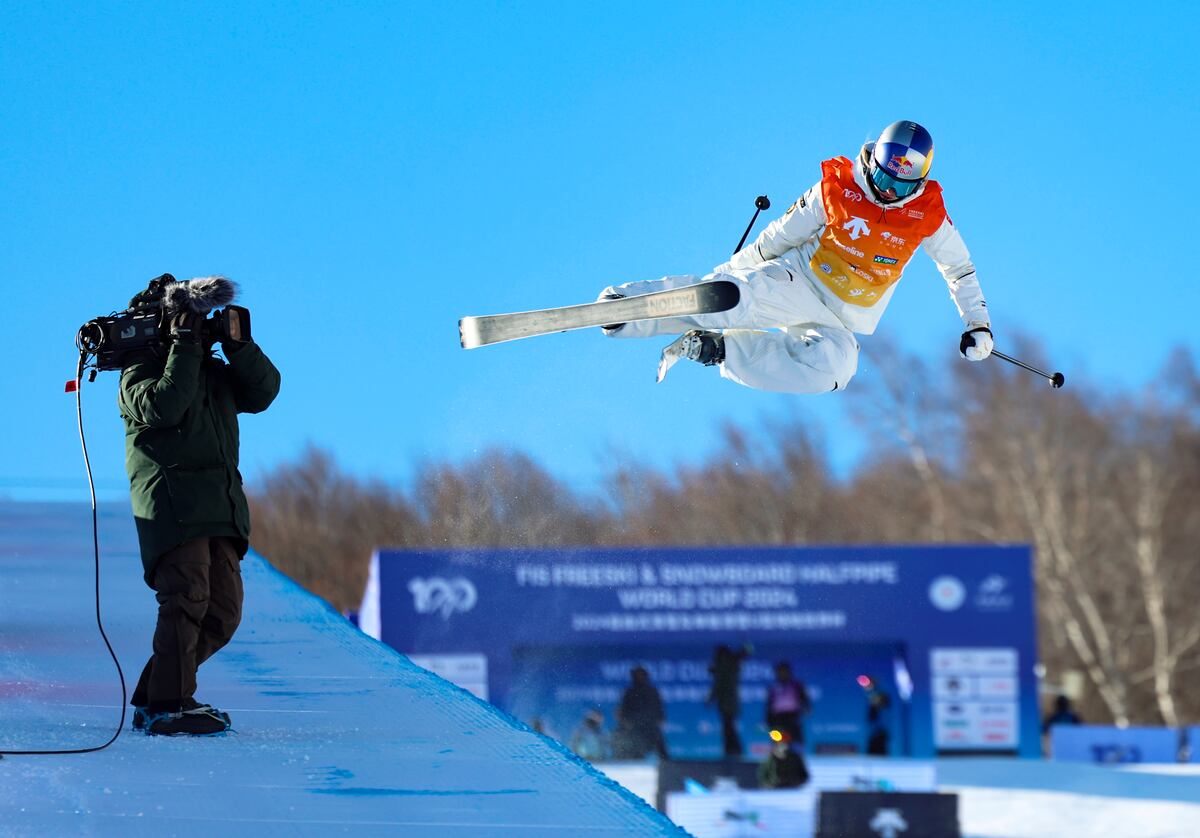 Eileen Gu hospitalizada: fan entusiasta habría causado su grave accidente en la nieve