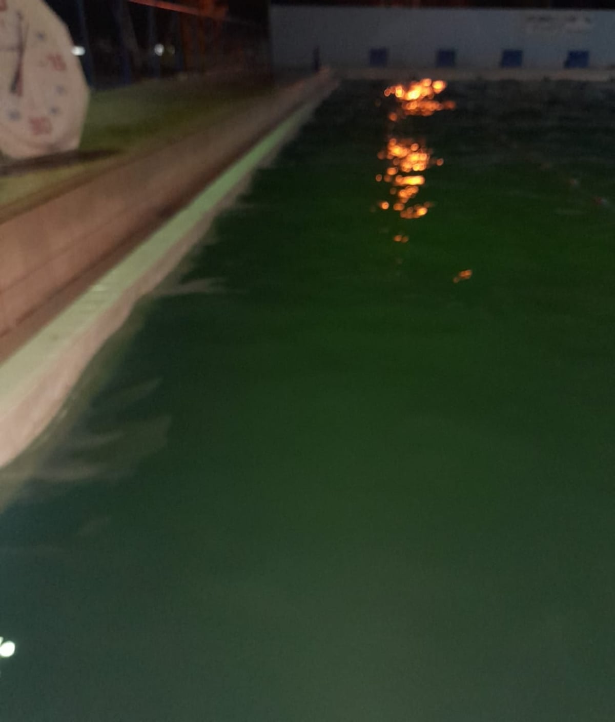 Sucio chapuzón. Niños y padres se sorprenden al ver color del agua en piscina municipal de La Chorrera