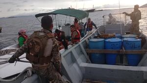 A la deriva en Playa Bonita: SENAN rescató a seis personas tras falla en lancha