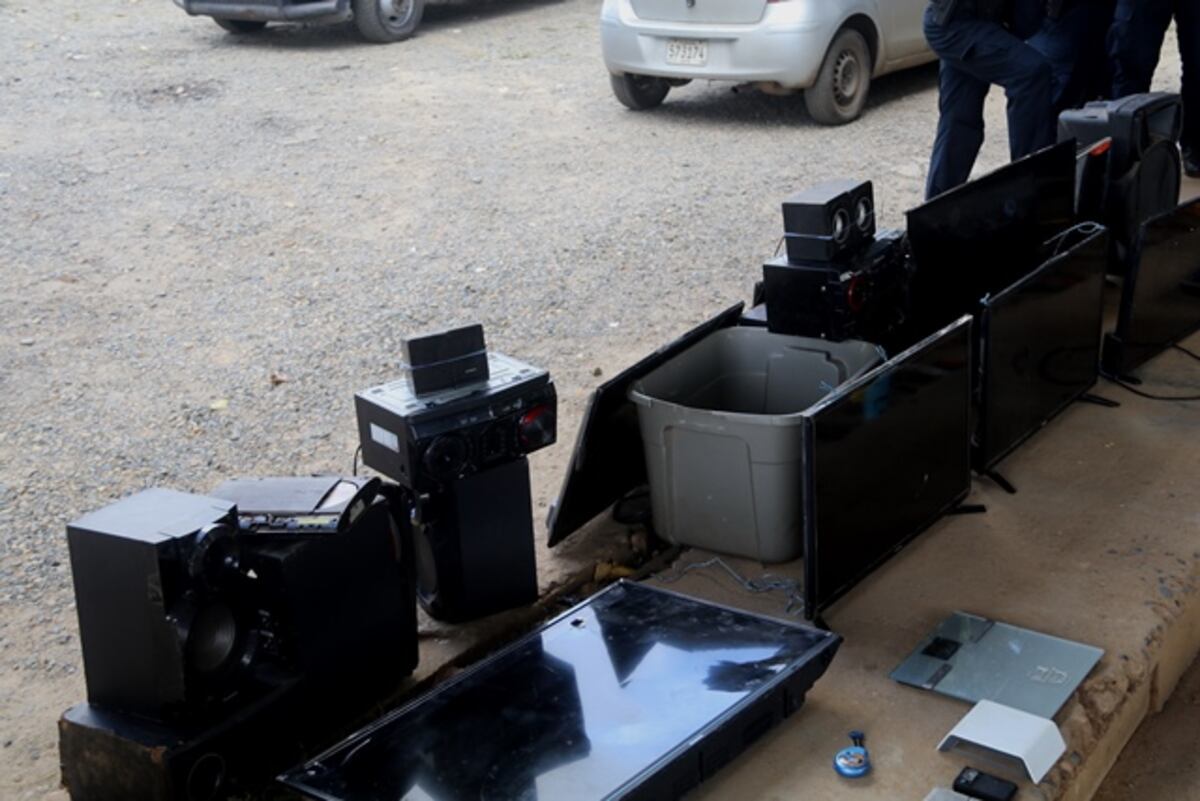 Presos armados. Descubren siete pistolas en manos de delincuentes en La Joyita, TV y hasta aires acondicionados