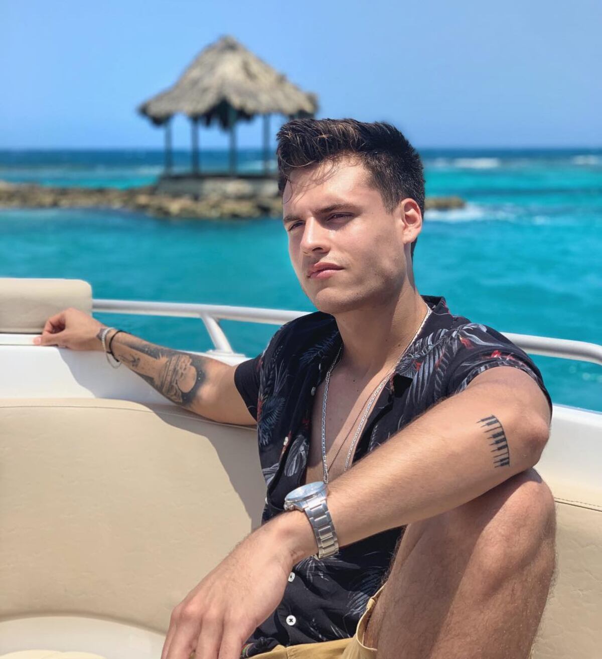 Martinez, el cantante colombiano que te enamorará con el color de su voz y de su presencia +Video