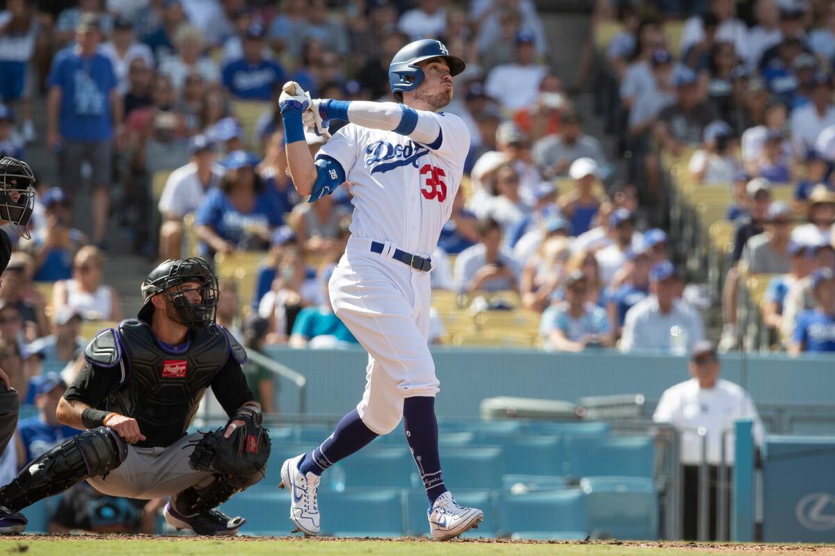 Lanzador pega un jonrón y los Dodgers llegan a 100 victorias