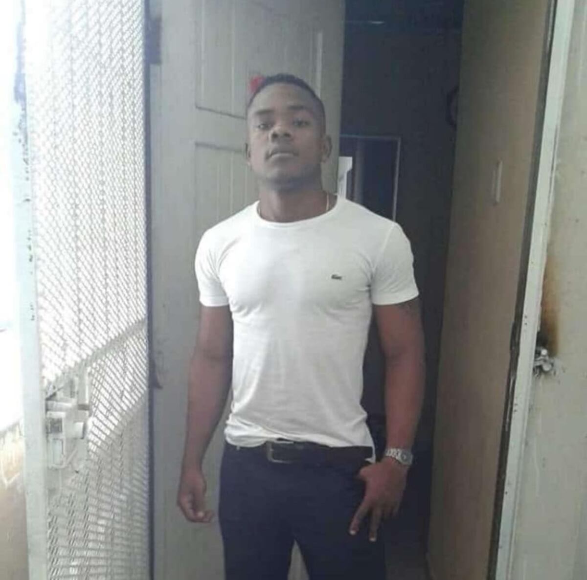 Le disparan por la espalda en su apartamento. Verdugo se regresa a rematarlo