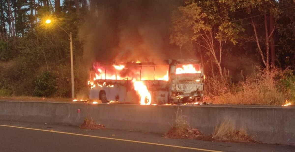 Se salvaron. Se incendia un bus que transportaba a migrantes
