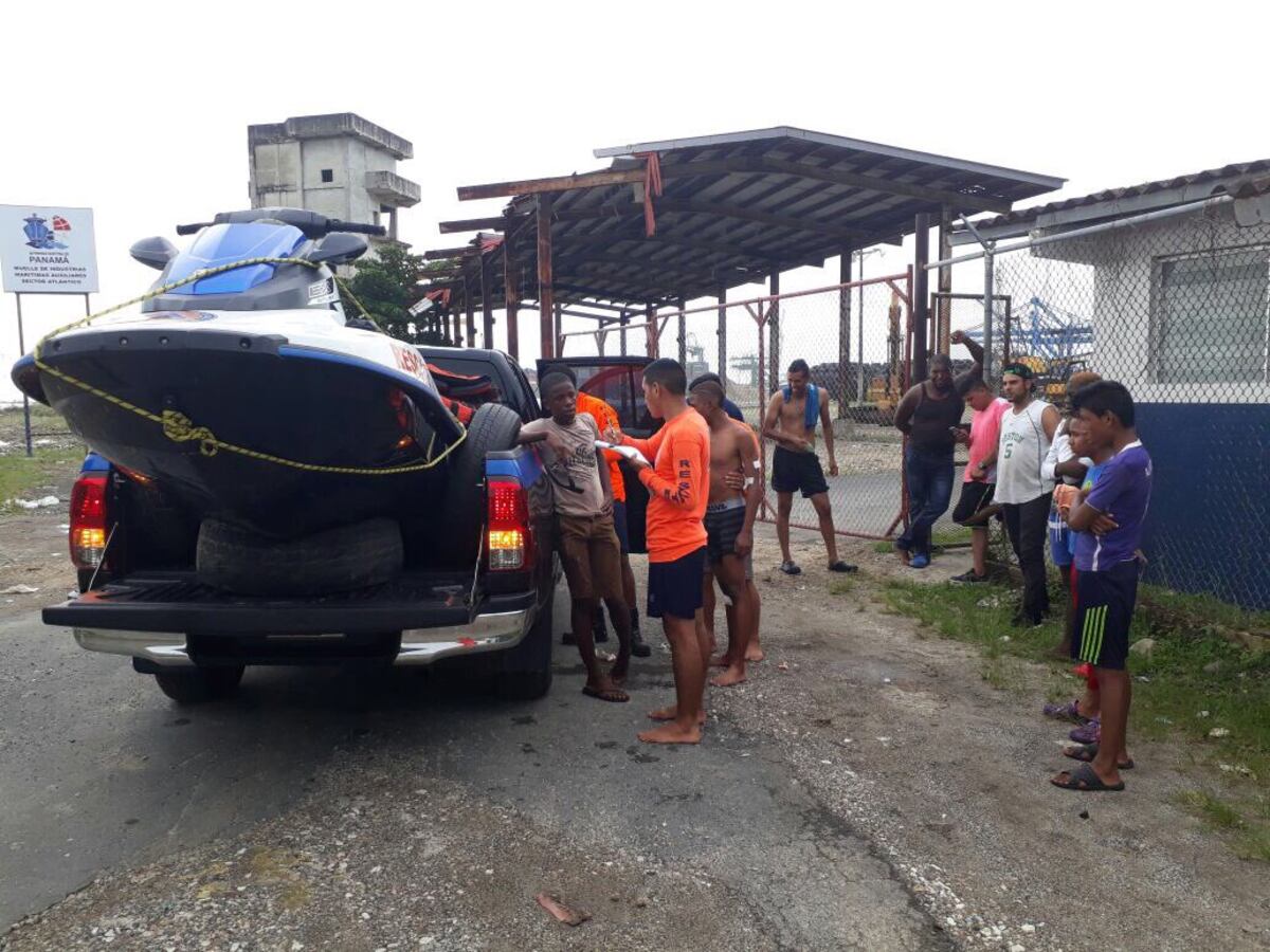 ¡EN COLÓN! Rescatistas salvan a menores de edad de morir entre rocas y olas