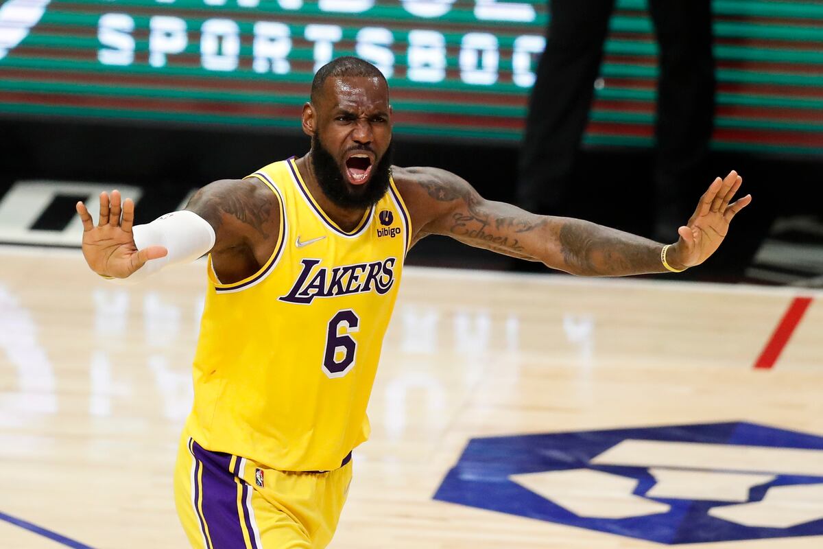 LeBron James firma por 97 millones de dólares con los Lakers